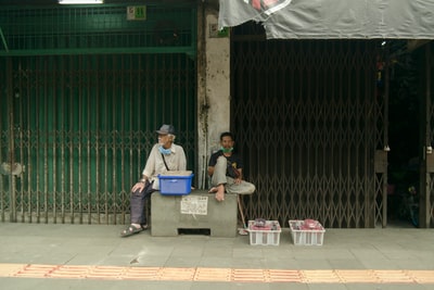 穿着蓝色衬衫的男人坐在棕色的木椅上